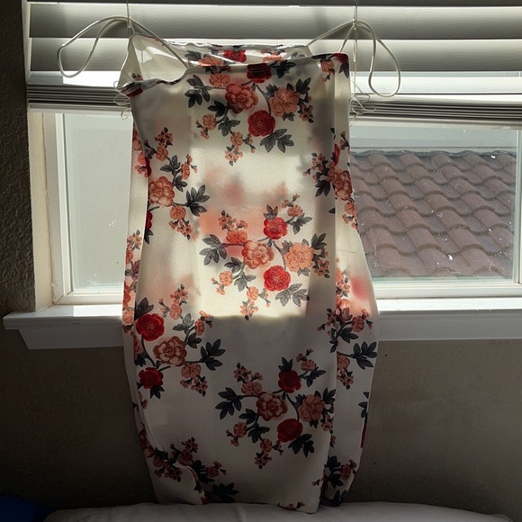 Beautiful white and pink flowery dress - Picture 5 of 5